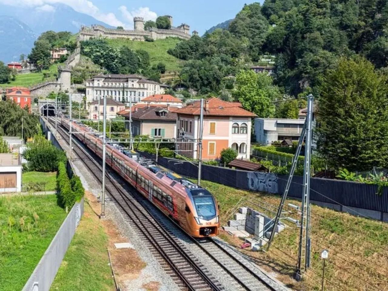 Ab Zürich: Alpenzug ins Tessin mit Burgen, Steindorf, See und regionaler Küche