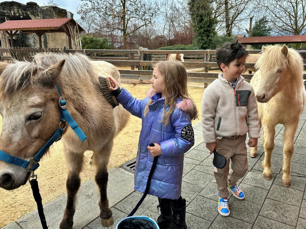 Cowboy / Cowgirl à la ranch de poneys du zoo pour enfants Knies à Rapperswil