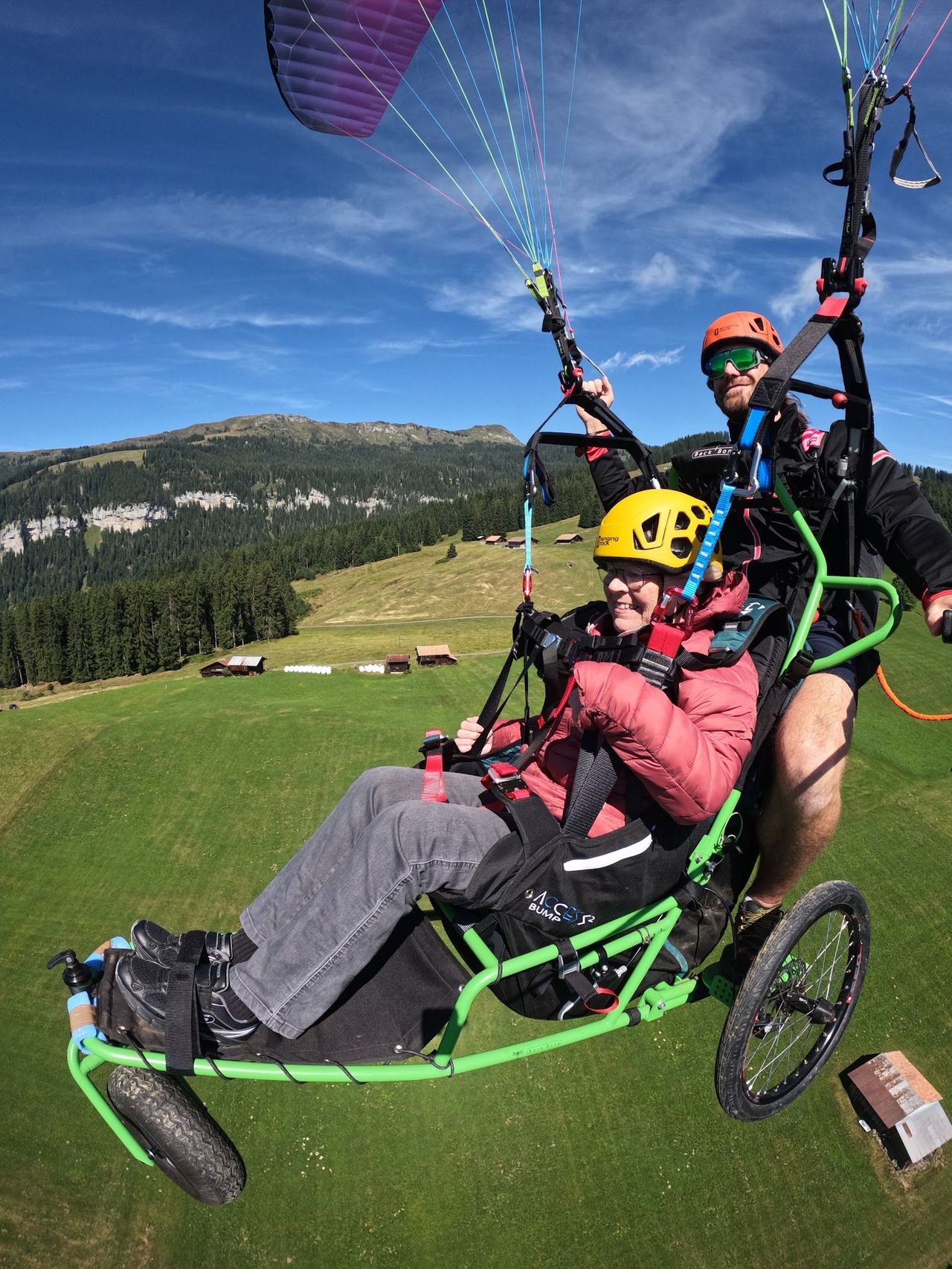 Barrierefreier Tandem-Gleitschirmflug in Charmey