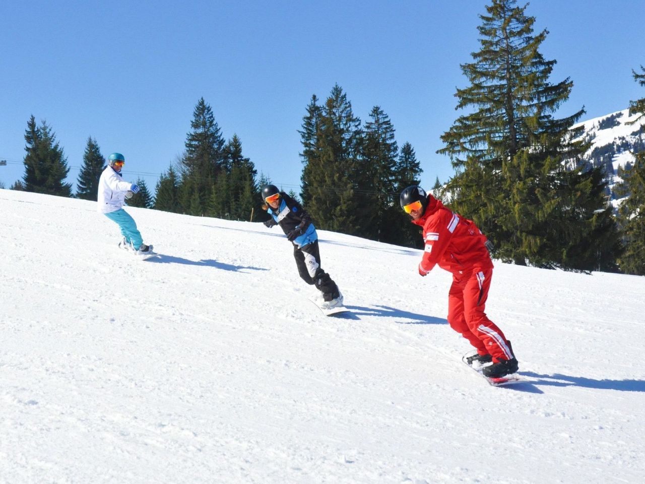 Private snowboard lessons for kids aged 6 and up in Gstaad