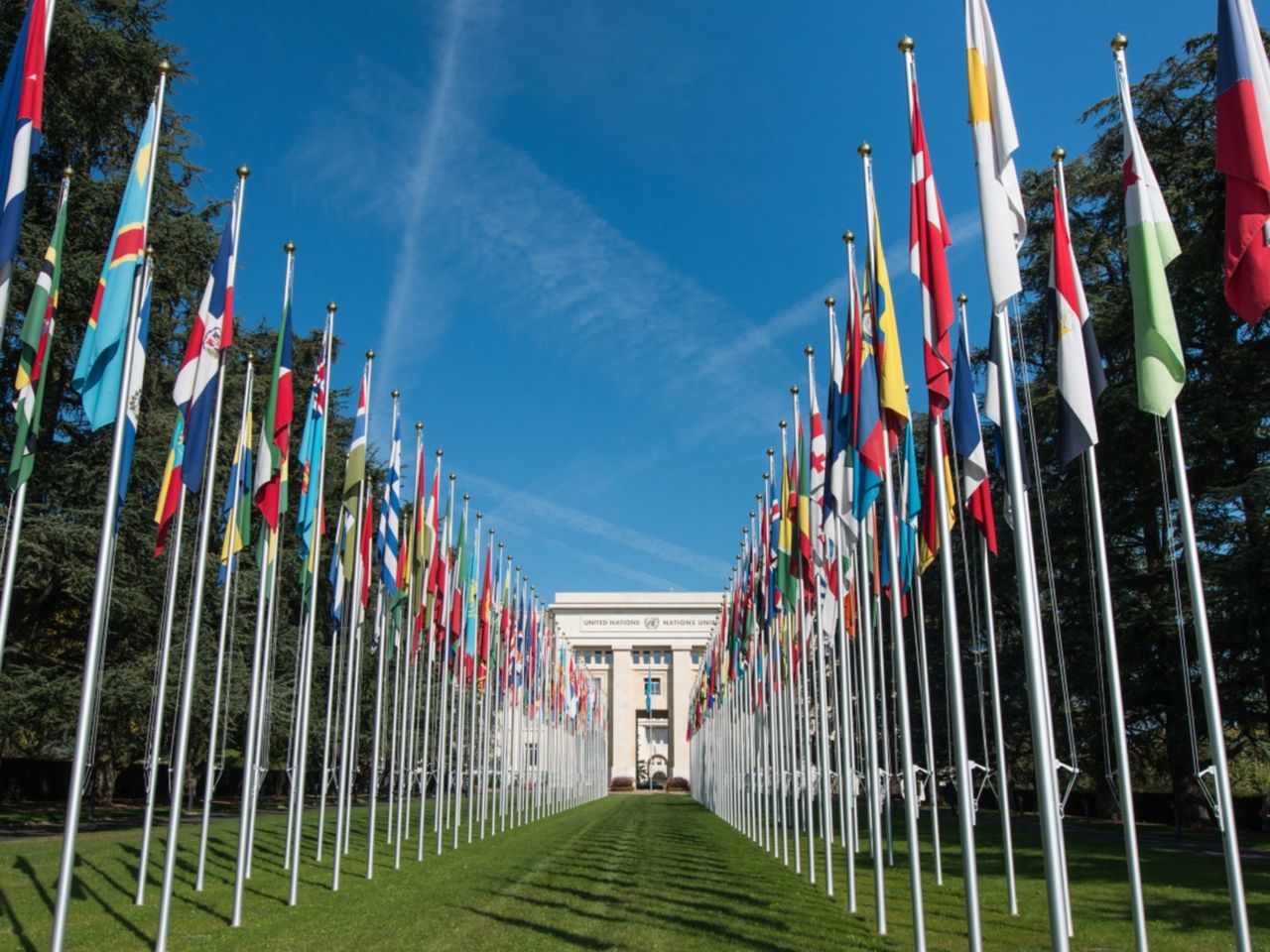 Geneva: Diplomatic Quarter - City Tour including Apéro