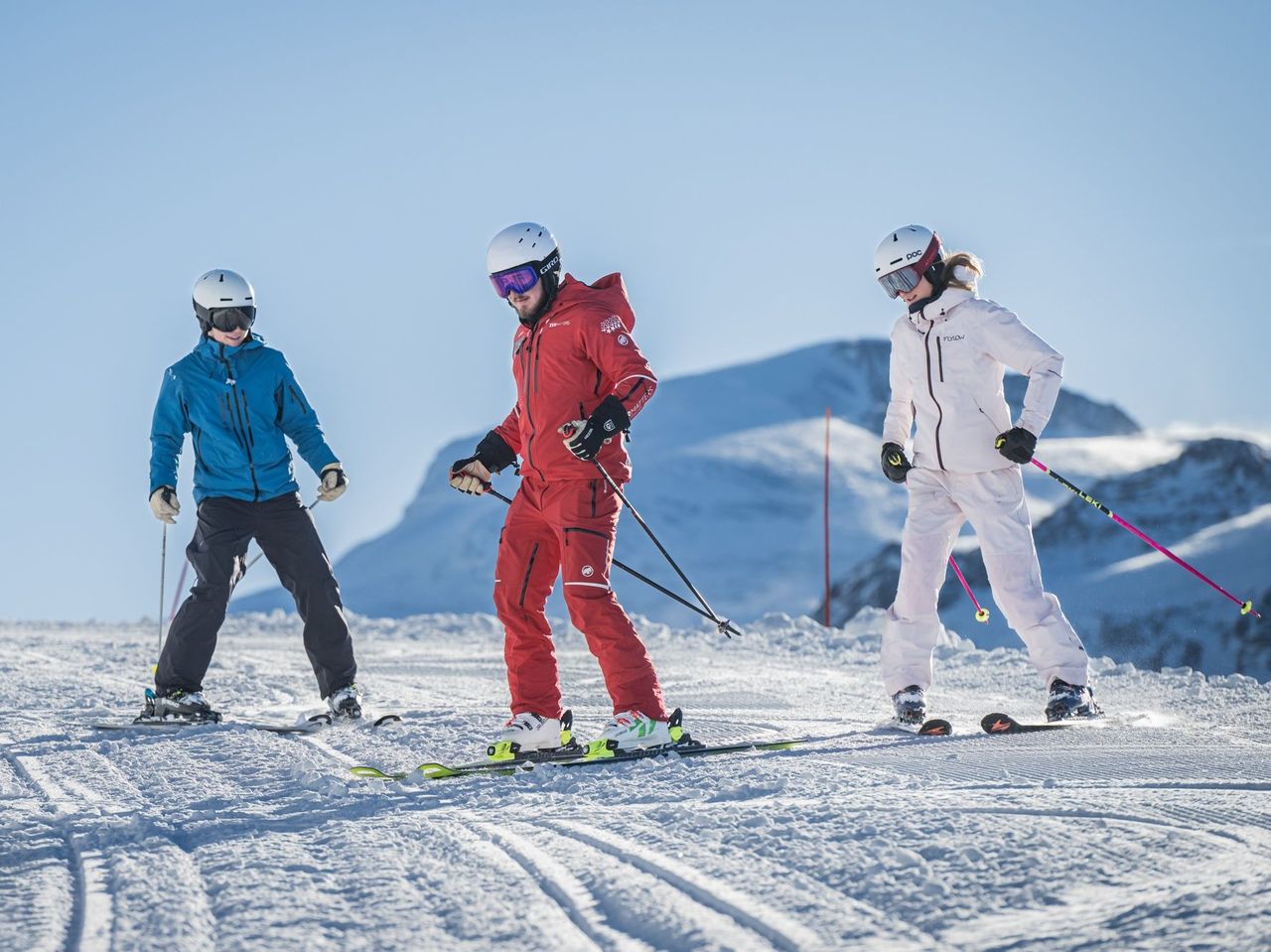 Ski or snowboard lessons for beginners in the Testa Grigia Park