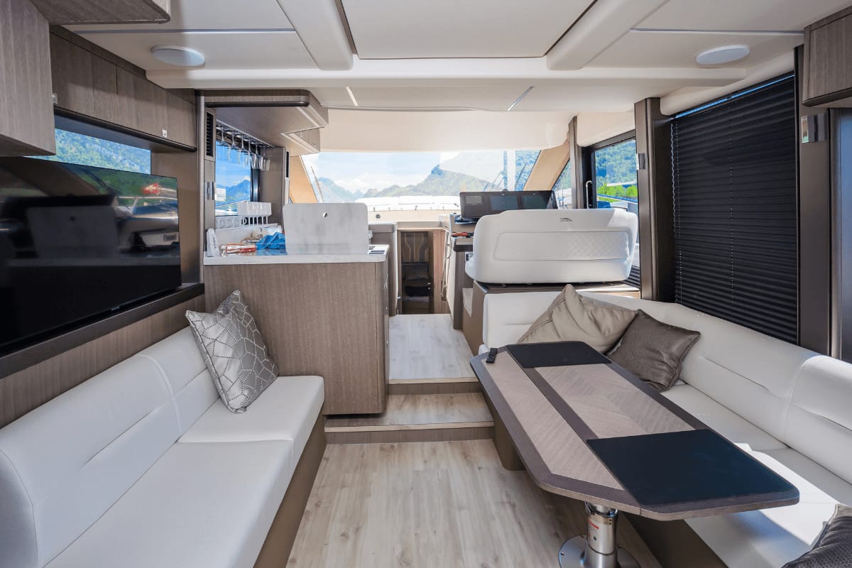 “Luxusyacht Premium Tagescharter” mit Skipper