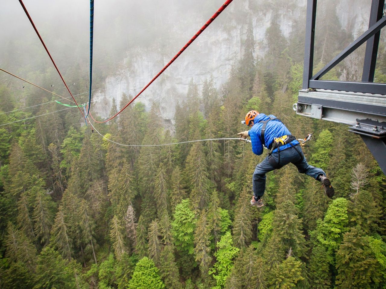 Canyon Swing über der Pissot Schlucht in Château-d'Oex