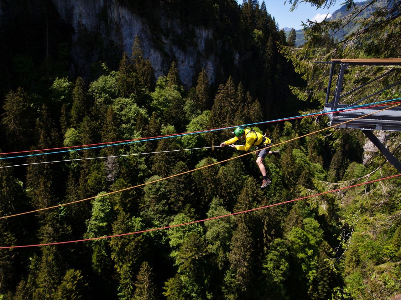 Canyon Swing über der Pissot Schlucht in Château-d'Oex