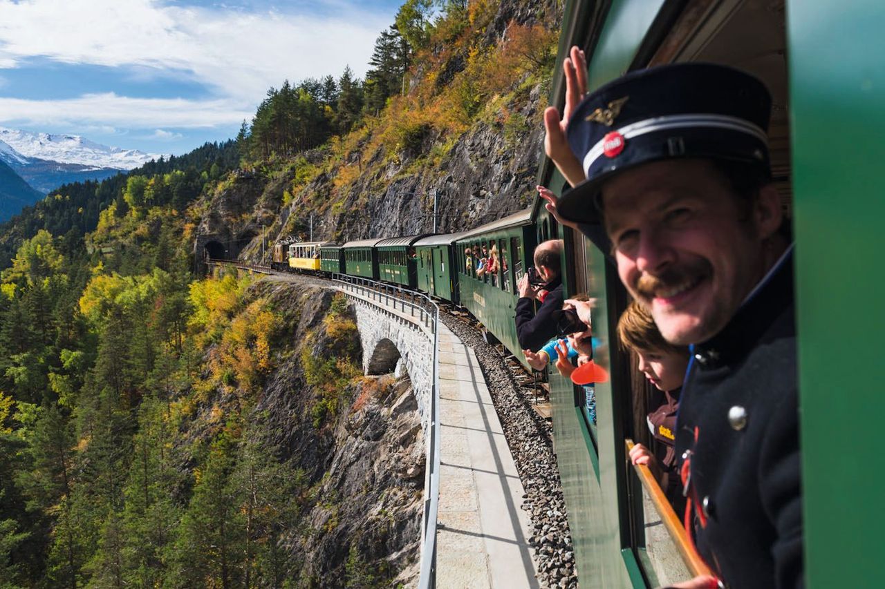 Clà Ferrovia Reise ins Farbenland Rhätische Bahn Ticket ab Chur