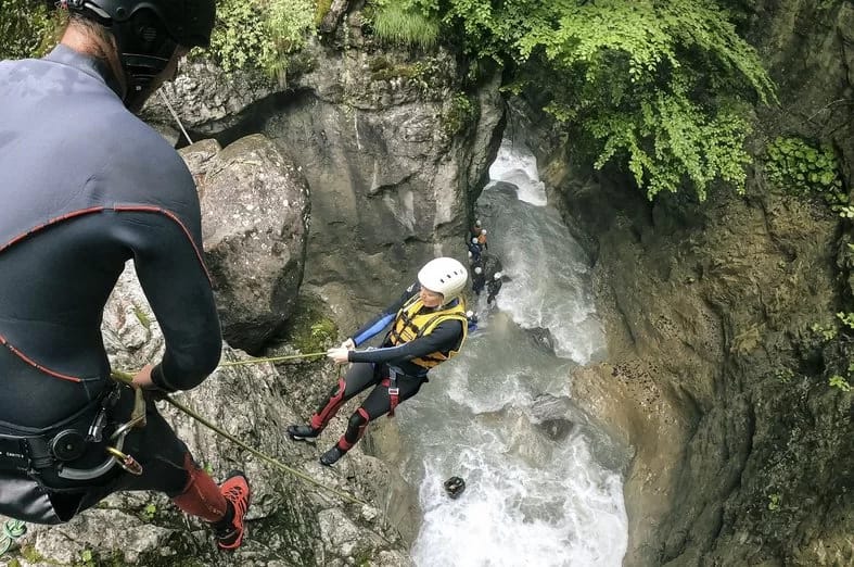 Ab Zürich: Canyoning-Abenteuer in Interlaken