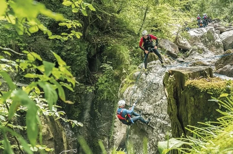 Ab Zürich: Canyoning-Abenteuer in Interlaken