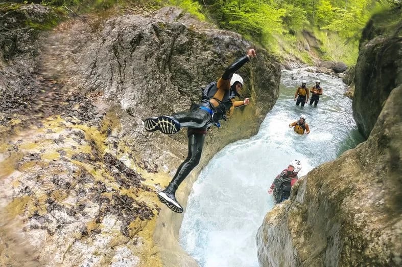 Ab Luzern: Canyoning-Abenteuer in Interlaken  