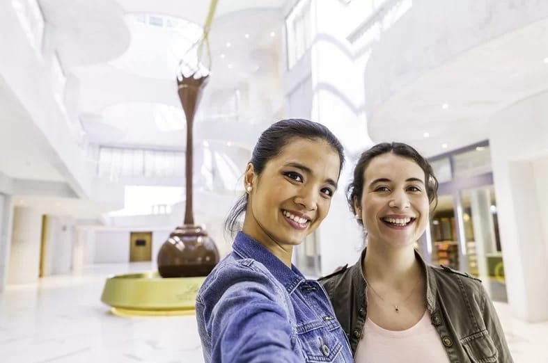 Zürich Tagesausflug mit Stadtführung, Schifffahrt und Lindt Home of Chocolate