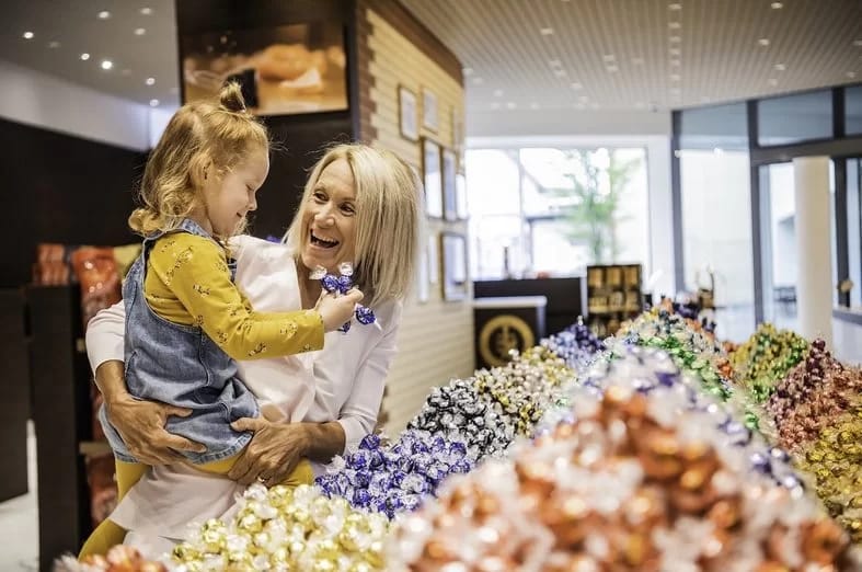 Zürich Tagesausflug mit Stadtführung, Schifffahrt und Lindt Home of Chocolate
