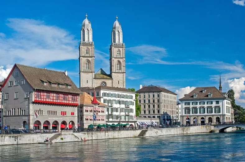 Zürich Tagesausflug mit Stadtführung, Schifffahrt und Lindt Home of Chocolate