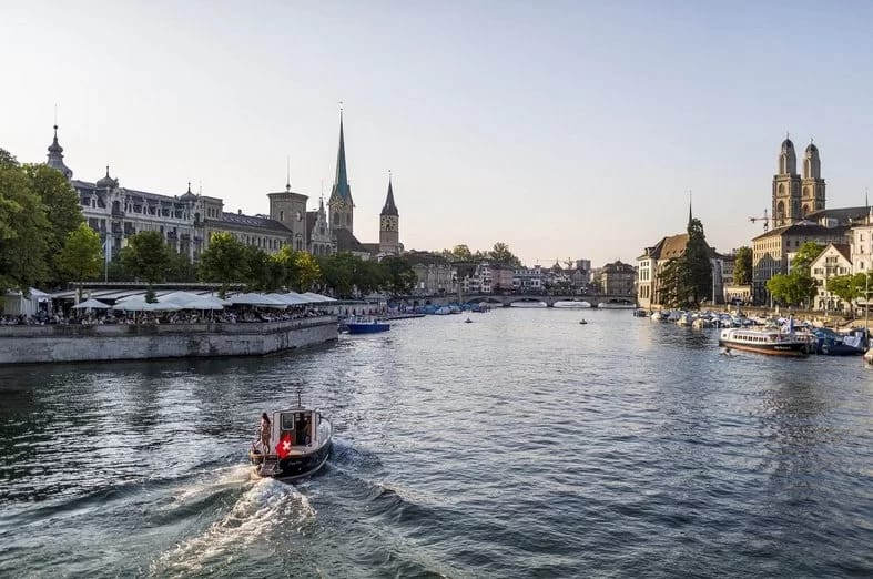 Zürich Tagesausflug mit Stadtführung, Schifffahrt und Lindt Home of Chocolate