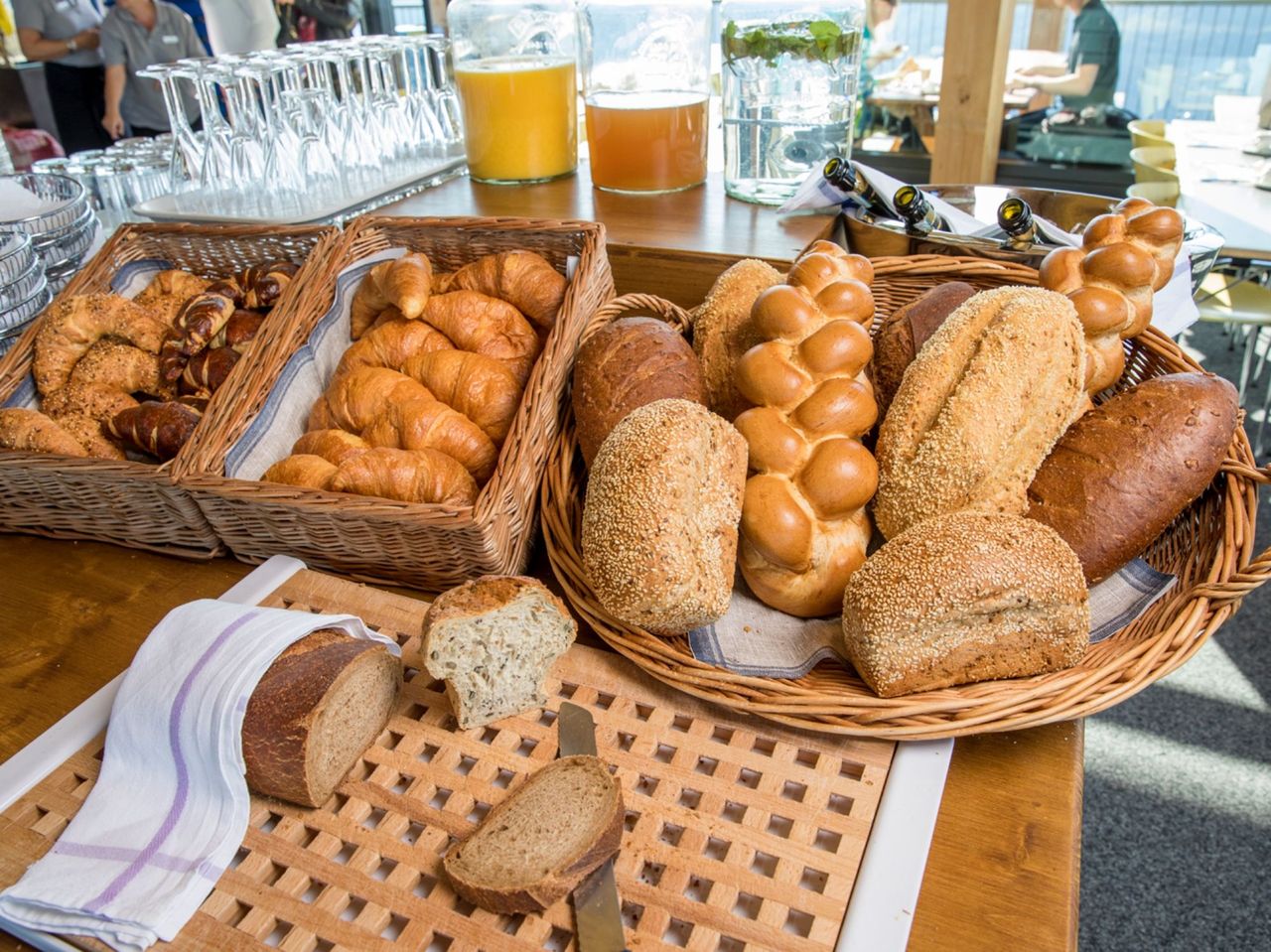Frühstücksbuffet im Panoramarestaurant Alpen tower