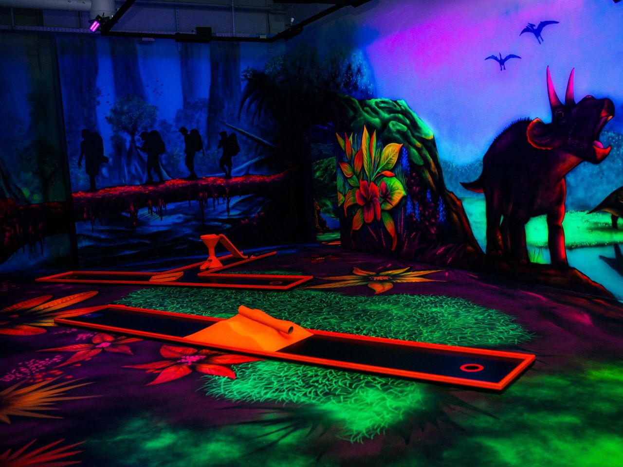 “Galaxy Golf” Schwarzlicht Minigolf beim Flughafen Zürich