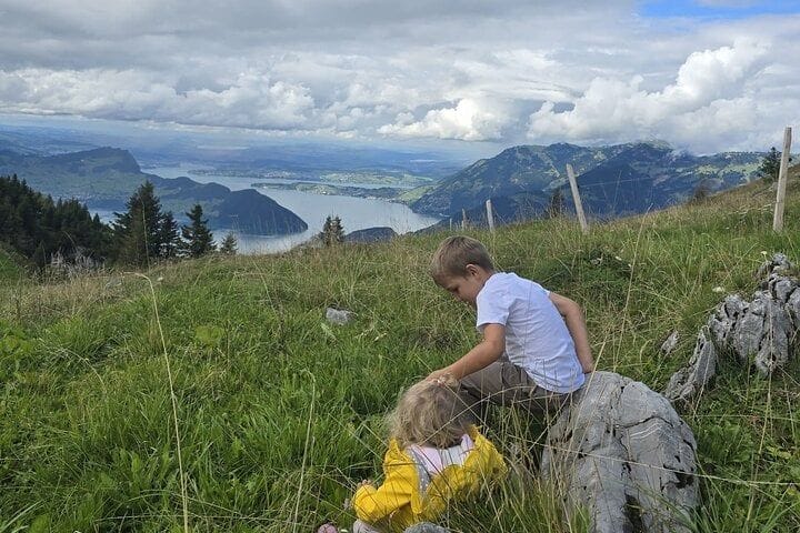 Escursione privata con racchette da neve sul Lago dei Quattro Cantoni con fondue