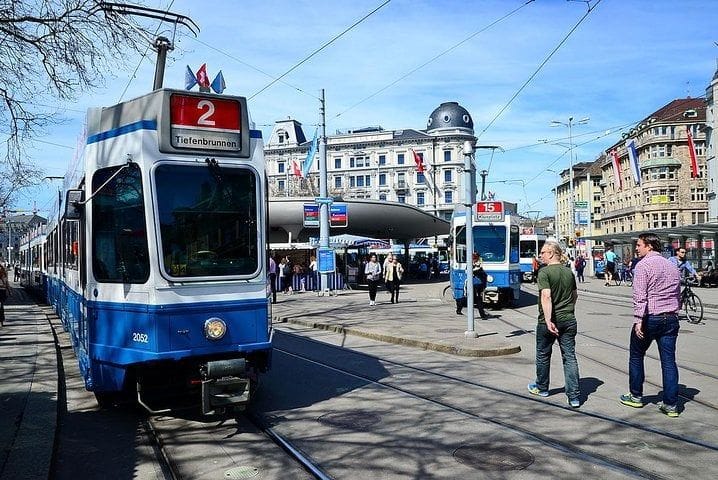 Zurich : visite guidée privée d’une demi-journée avec croisière en option