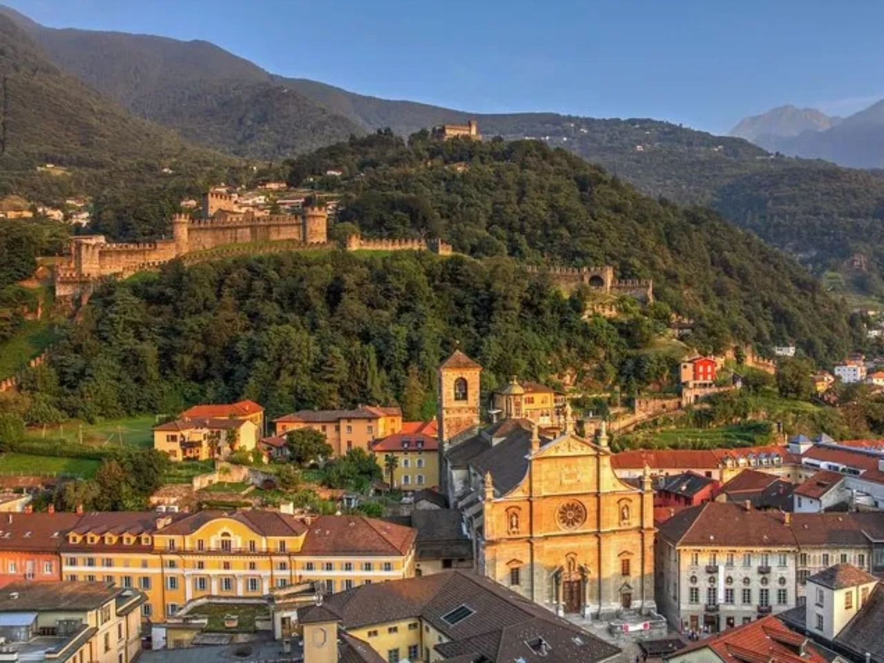 Ab Zürich: Alpenzug ins Tessin mit Burgen, Steindorf, See und regionaler Küche