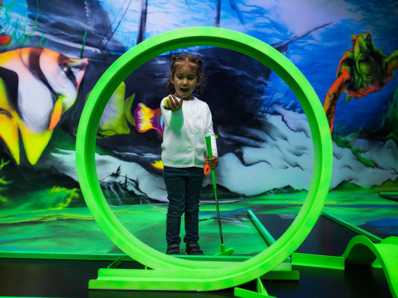 “Galaxy Golf” Schwarzlicht Minigolf beim Flughafen Zürich