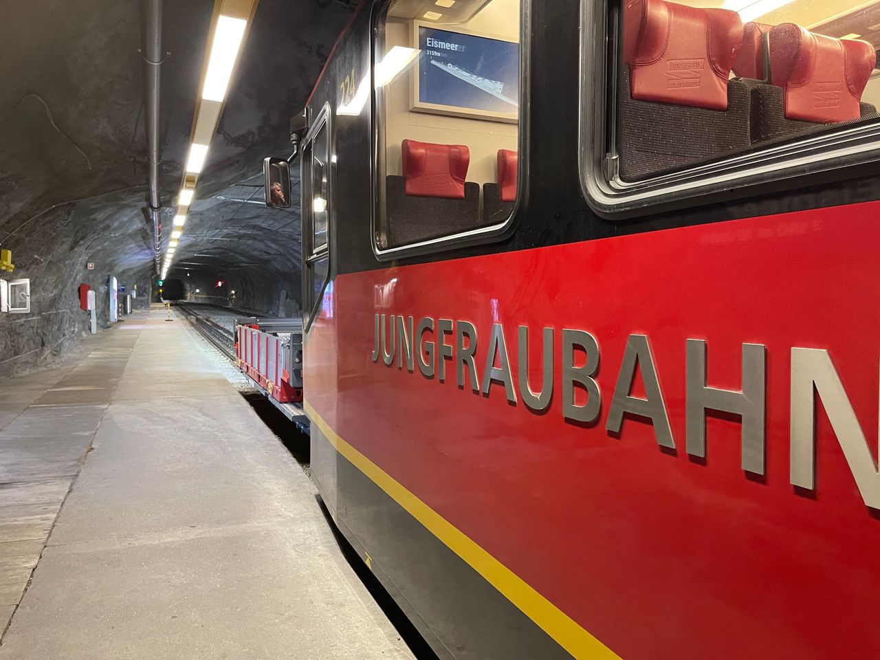 Von Lausanne: Bustour nach Interlaken und zum Jungfraujoch
