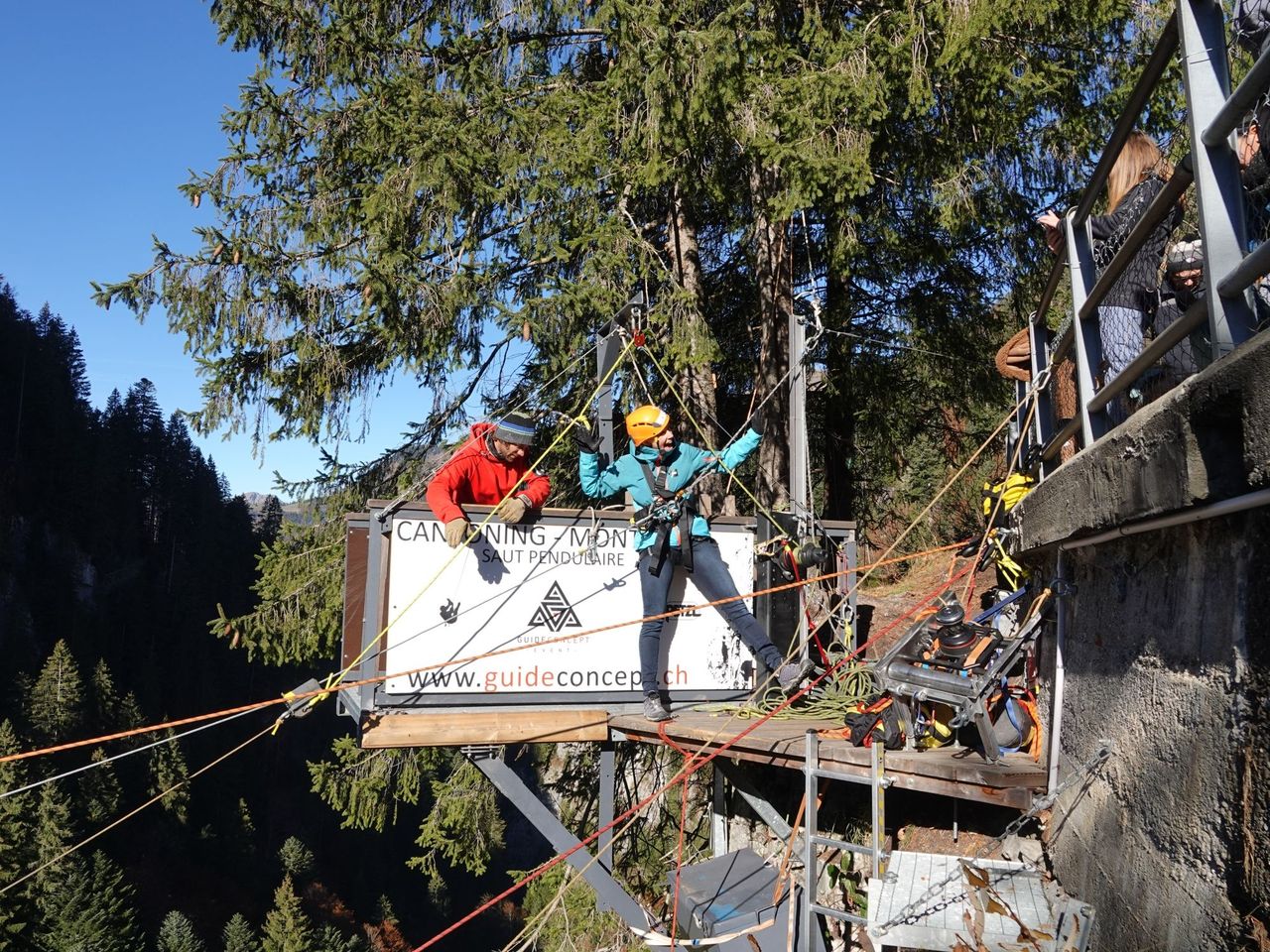 Canyon Swing über der Pissot Schlucht in Château-d'Oex