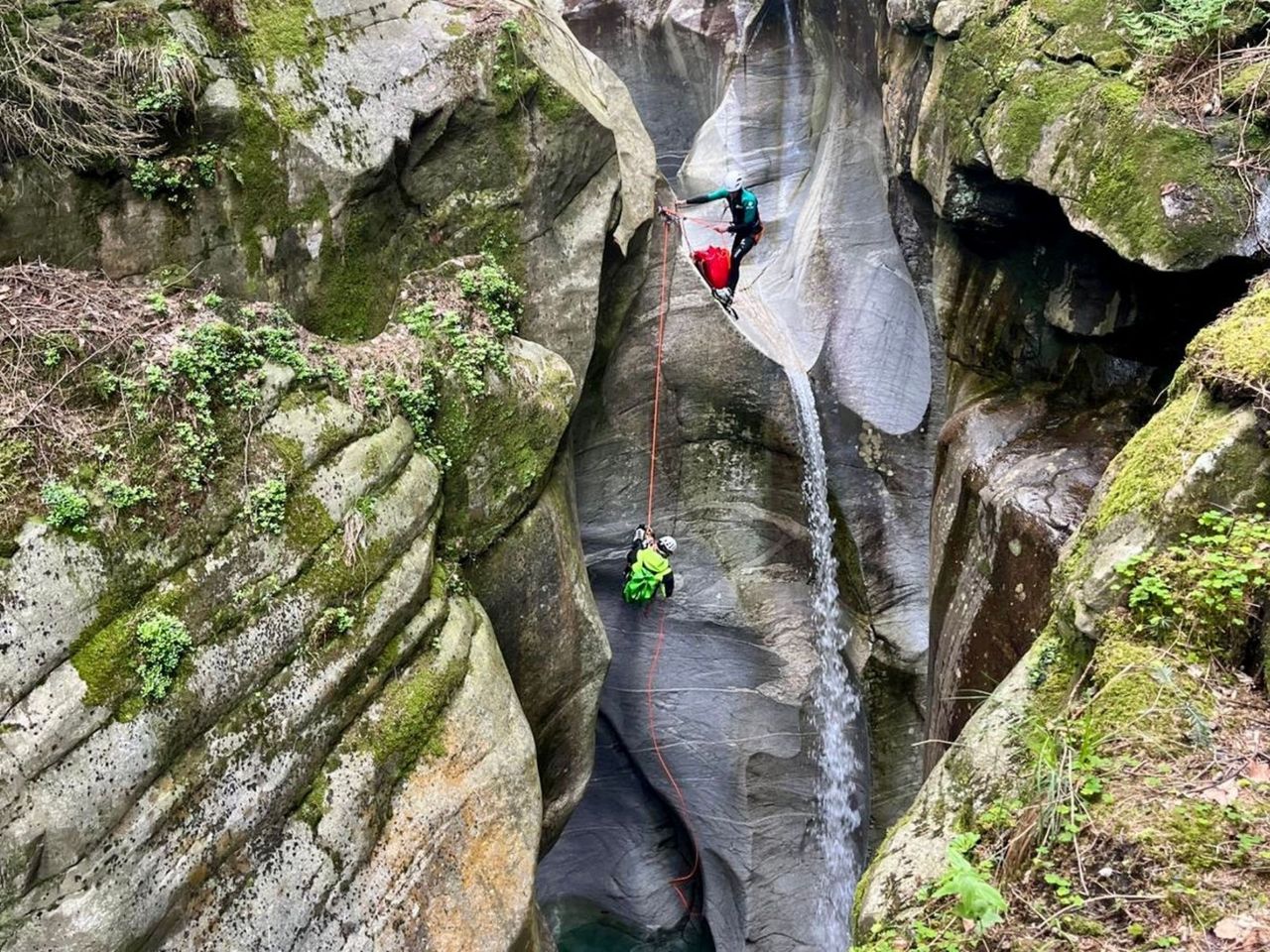 Canyoning für Könner in wilden Schluchten im Tessin