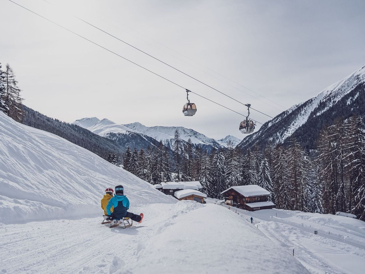 Evening sledding at Rinerhorn incl. a single ticket and fondue.