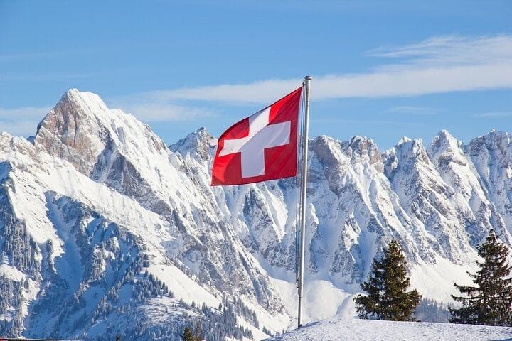 Ab Zürich: Private Wintertour mit Schlitteln, Käse und Schokolade