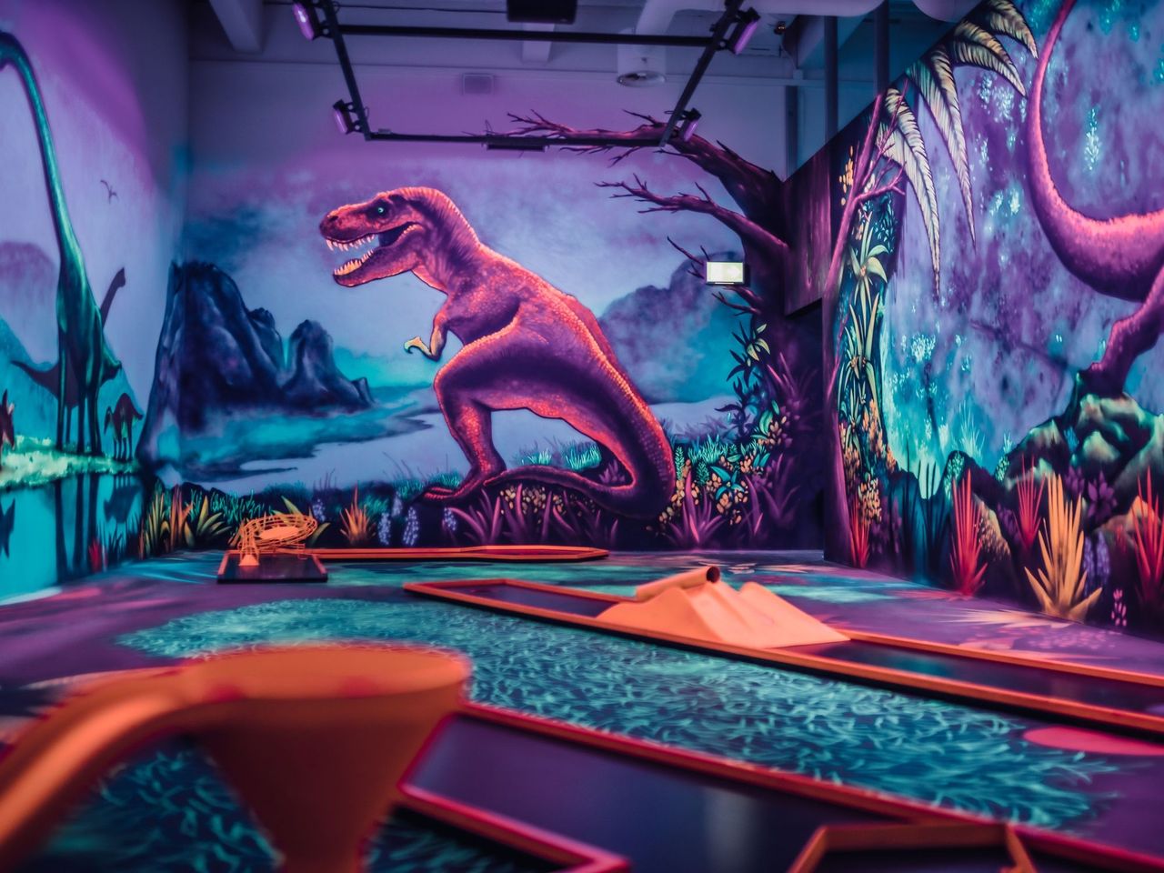 “Galaxy Golf” Schwarzlicht Minigolf beim Flughafen Zürich