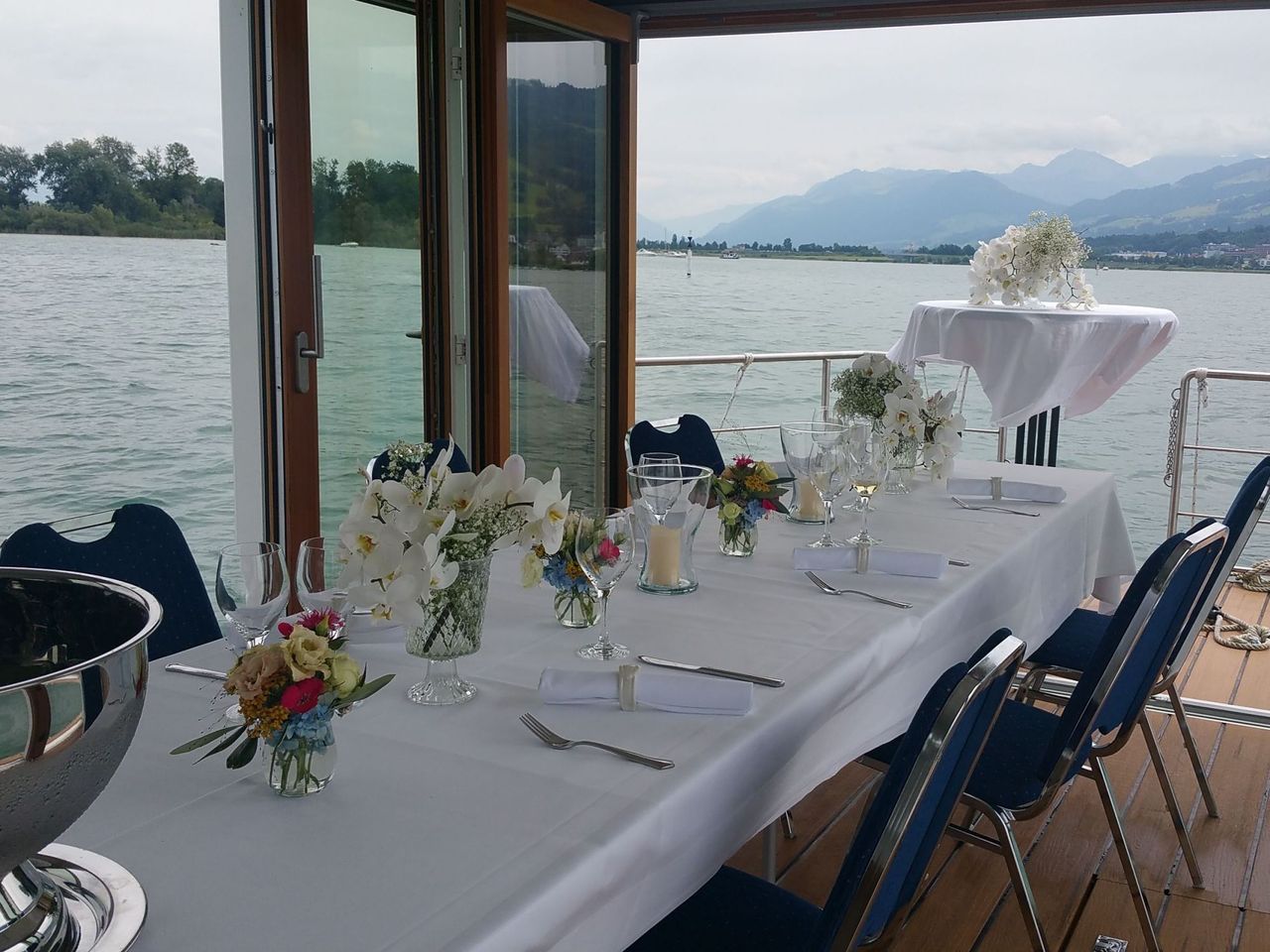 Fahrt mit dem Eventfloss über den Zürichsee (geführt)