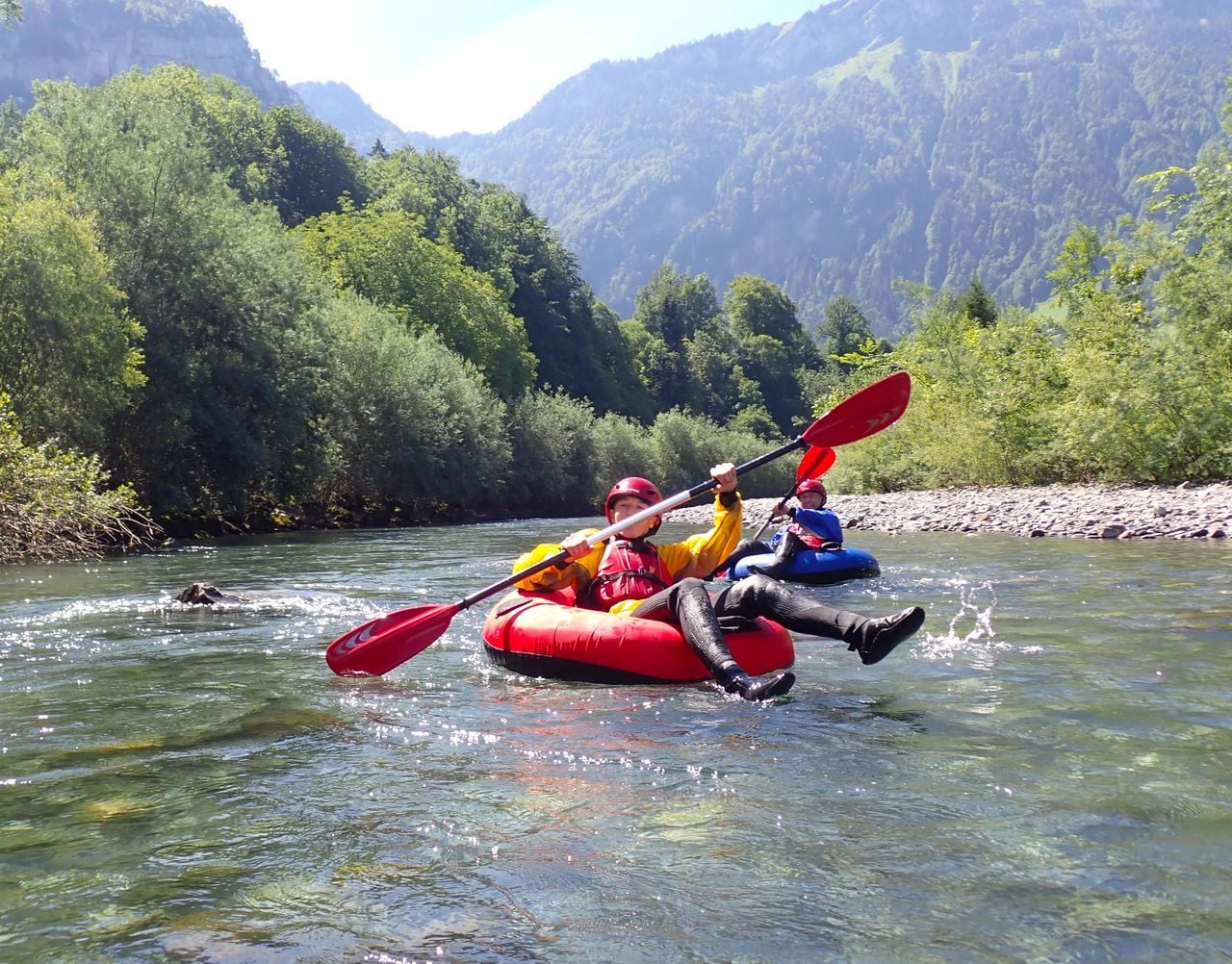 River Tubing: Fahrt mit Gummireifen über den Fluss Muota 