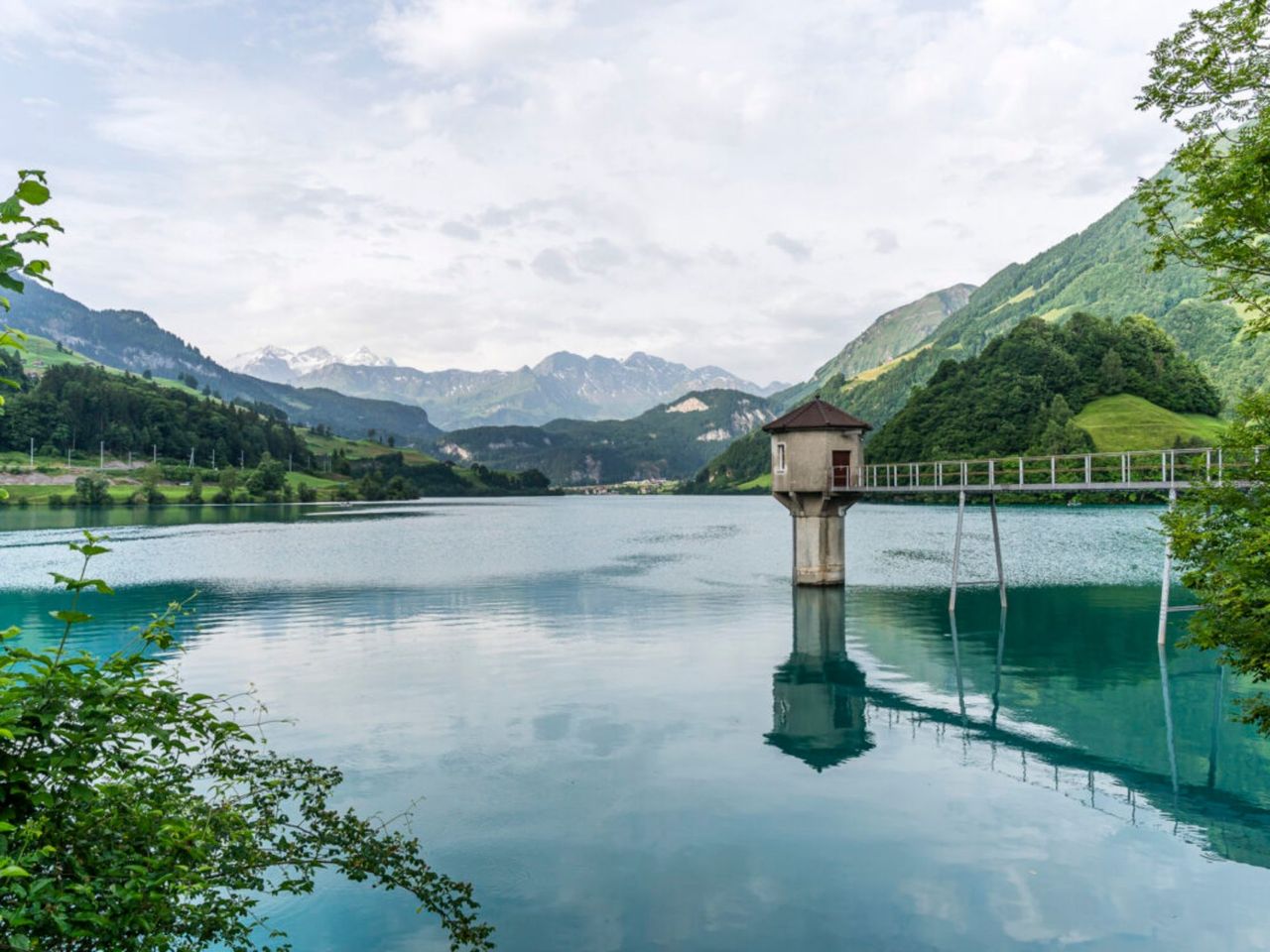 From Bern: Private Lakes and Waterfalls Tour