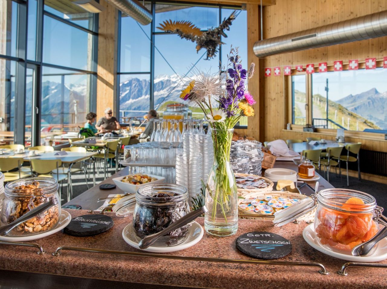 Frühstücksbuffet im Panoramarestaurant Alpen tower