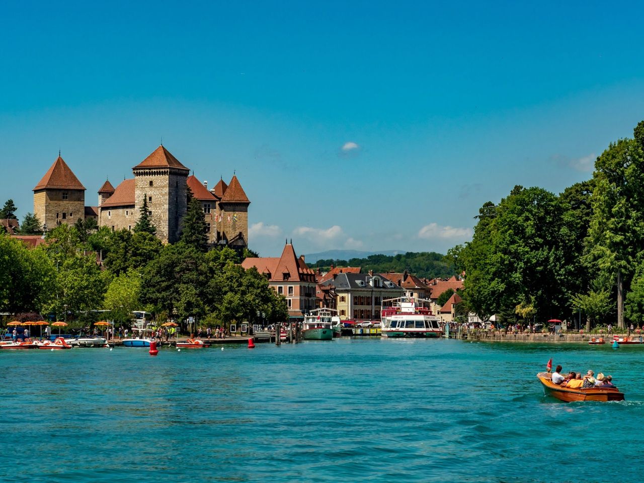 From Geneva: bus tour to Annecy with city tour