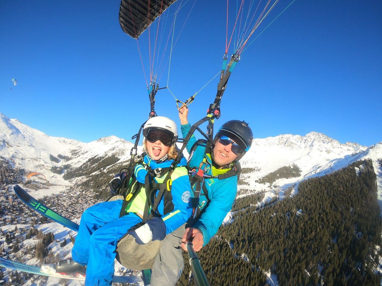 Ski & Fly in Verbier: Tandem-Gleitschirmflug mit Skiern