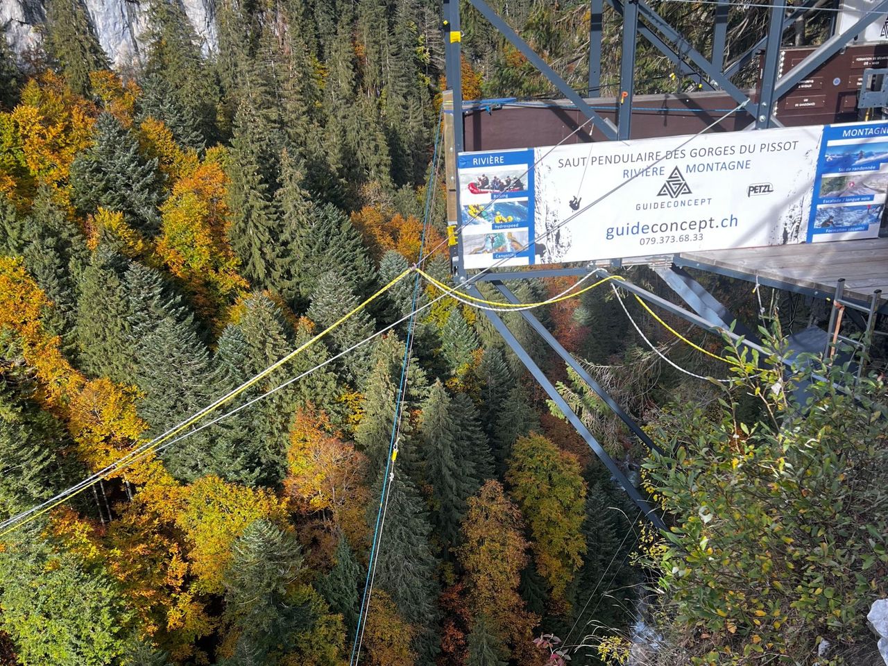 Canyon Swing über der Pissot Schlucht in Château-d'Oex