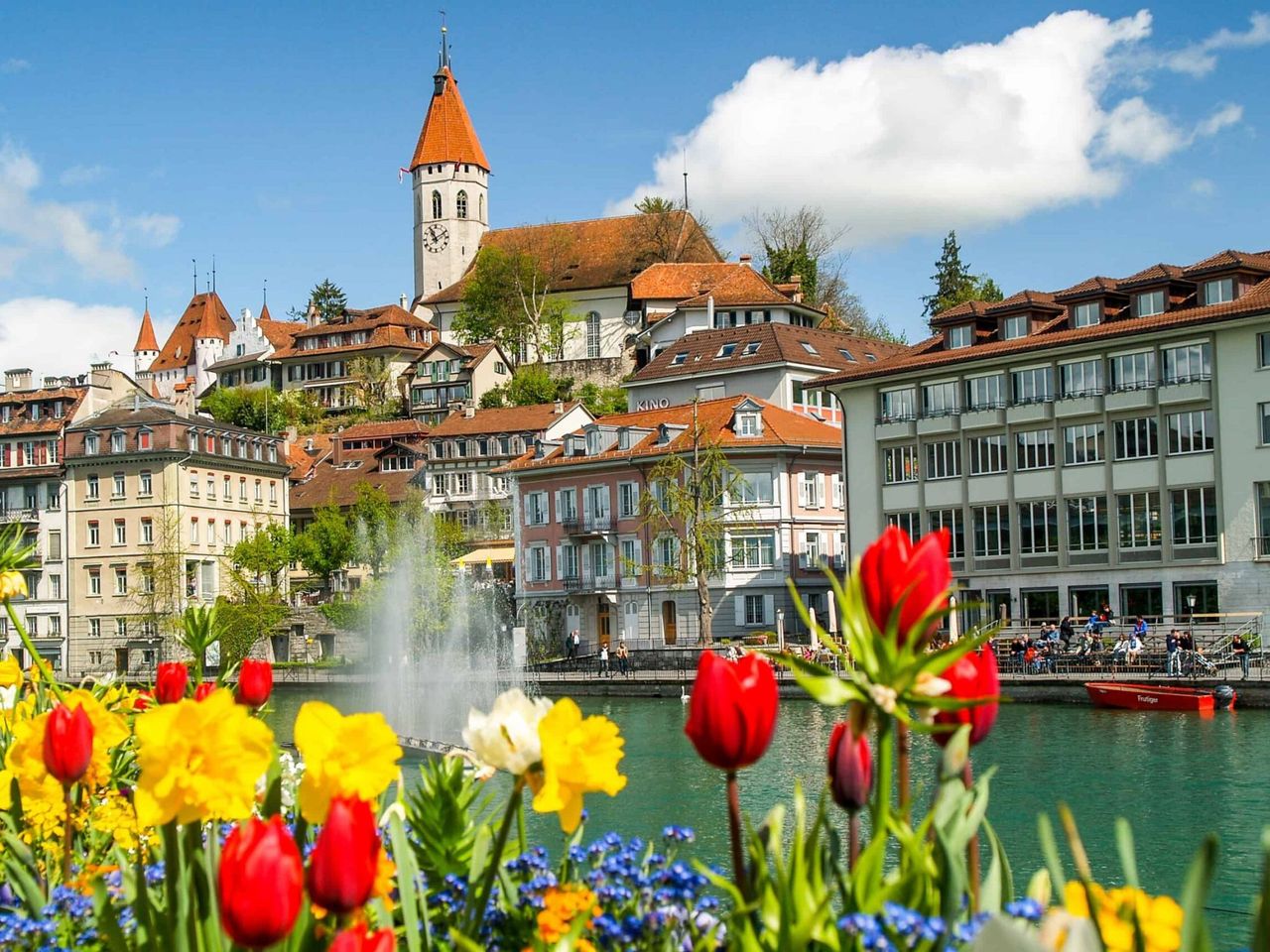 From Bern: Private Lakes and Waterfalls Tour