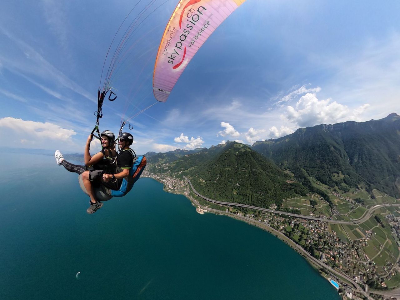 Montreux Gleitschirmfliegen Tandem über der Riviera