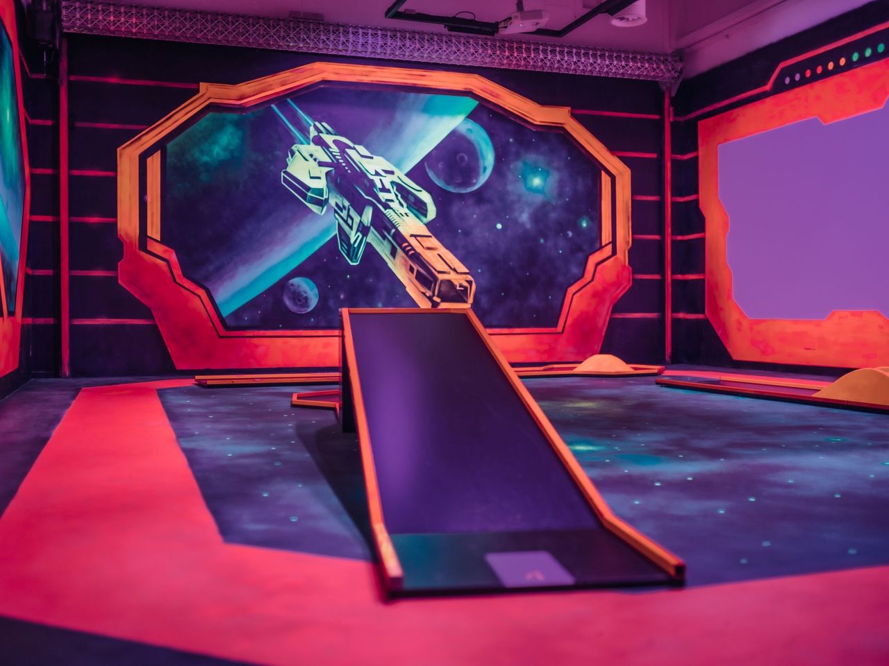 “Galaxy Golf” Schwarzlicht Minigolf beim Flughafen Zürich