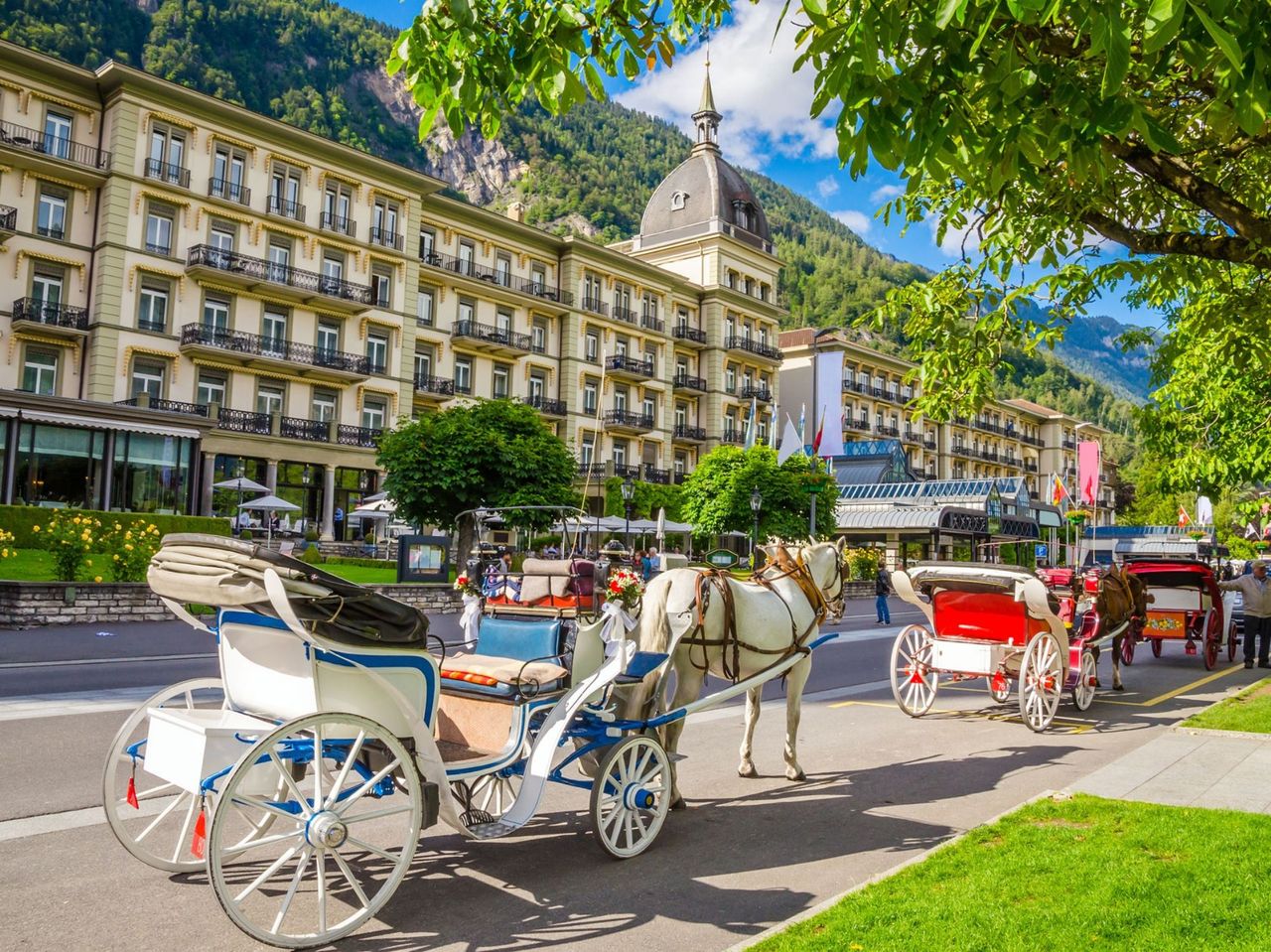 From Lauterbrunnen: private full-day tour to lakes, waterfalls, and mountain villages