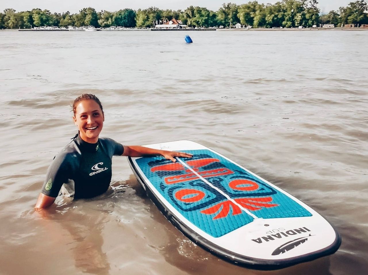 Surfen hinter dem Motorboot auf dem Rhein