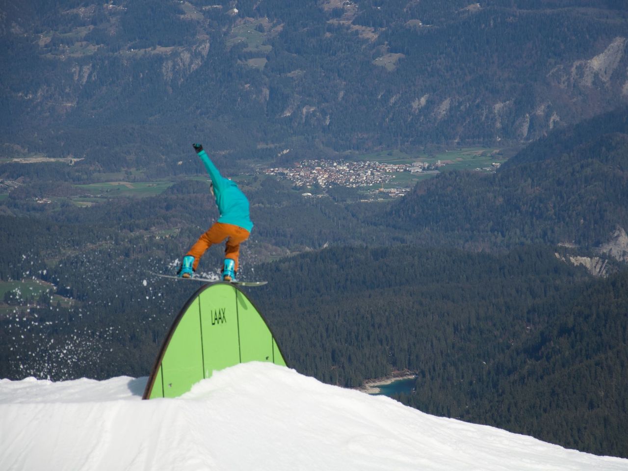 Private snowboard lessons for experienced riders in Laax