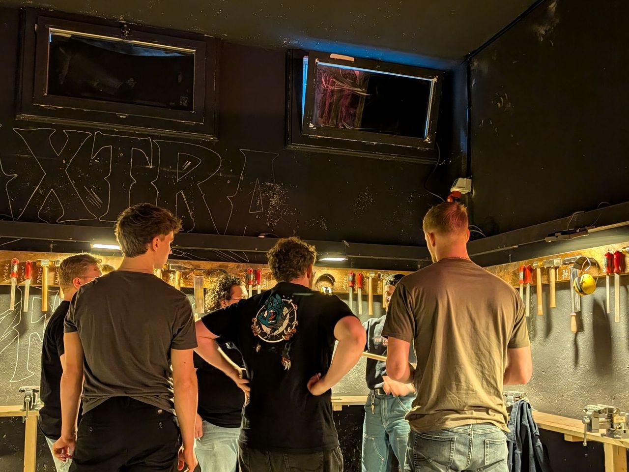 "Lumberjacked" Axtwerfen grosse Gruppen in Zürich