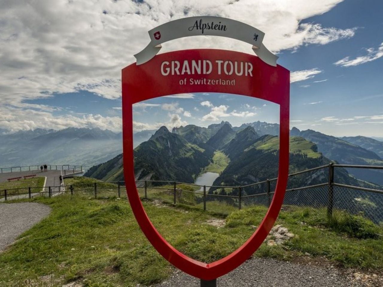 From Zurich: Day tour of mountains, farm, and cheese