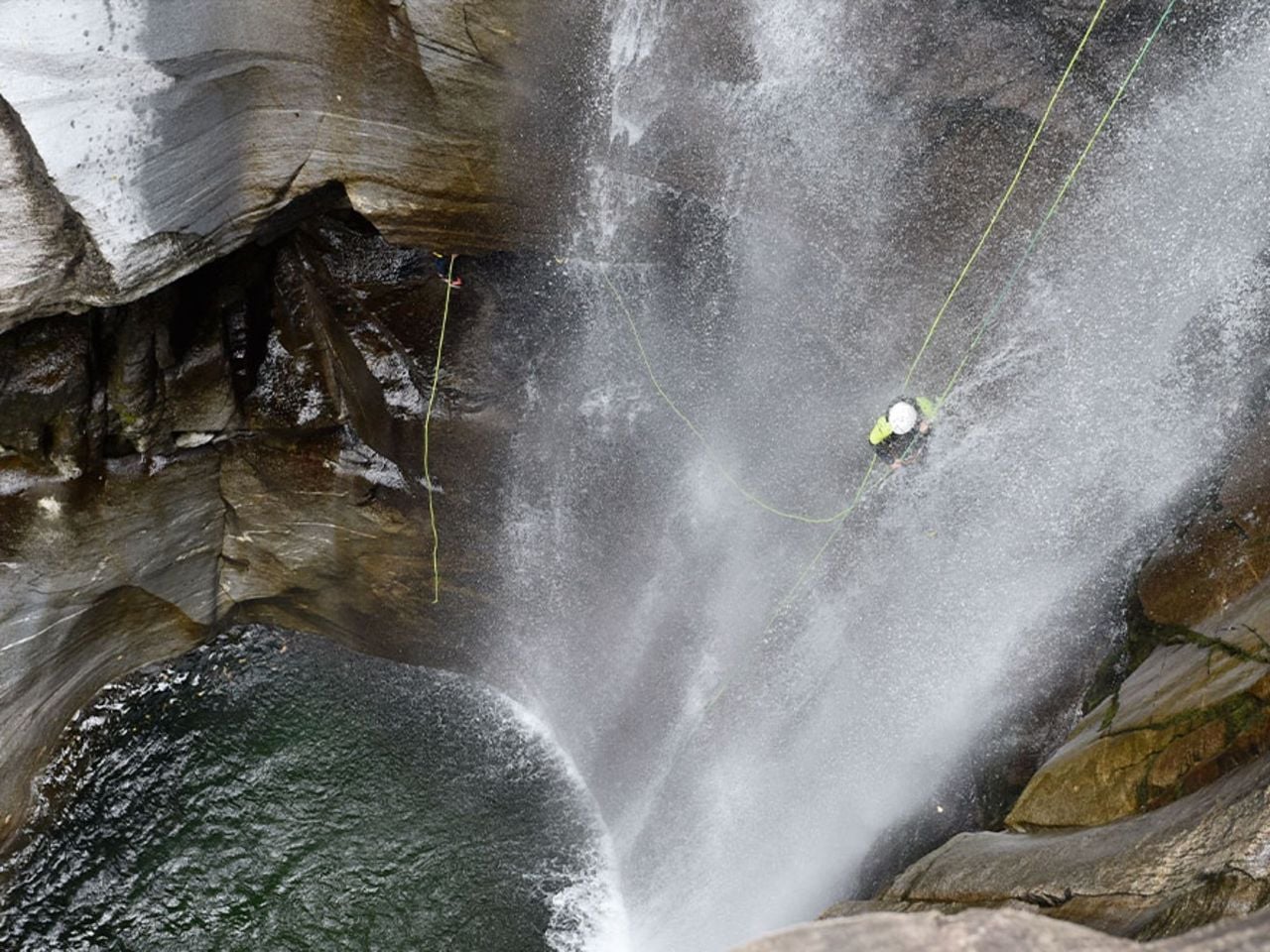 Iragna intermedio und inferiore Canyoning für Fortgeschrittene ab Riviera