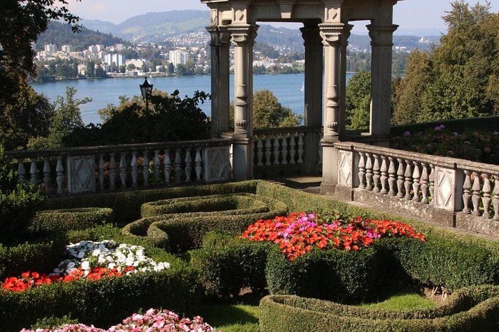 Private lakeside walk to villas and castles in Meggen from Lucerne