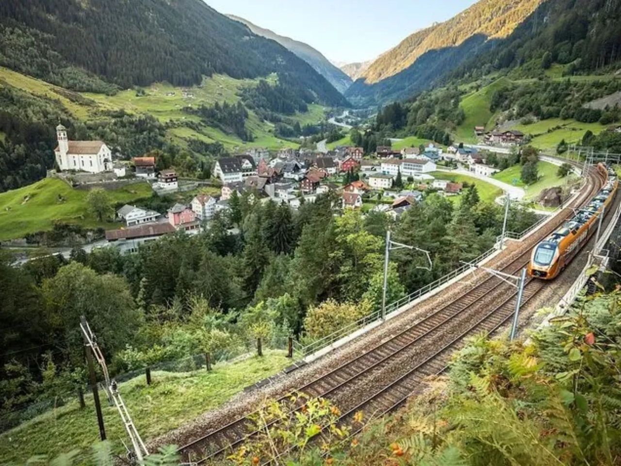 Ab Zürich: Alpenzug ins Tessin mit Burgen, Steindorf, See und regionaler Küche