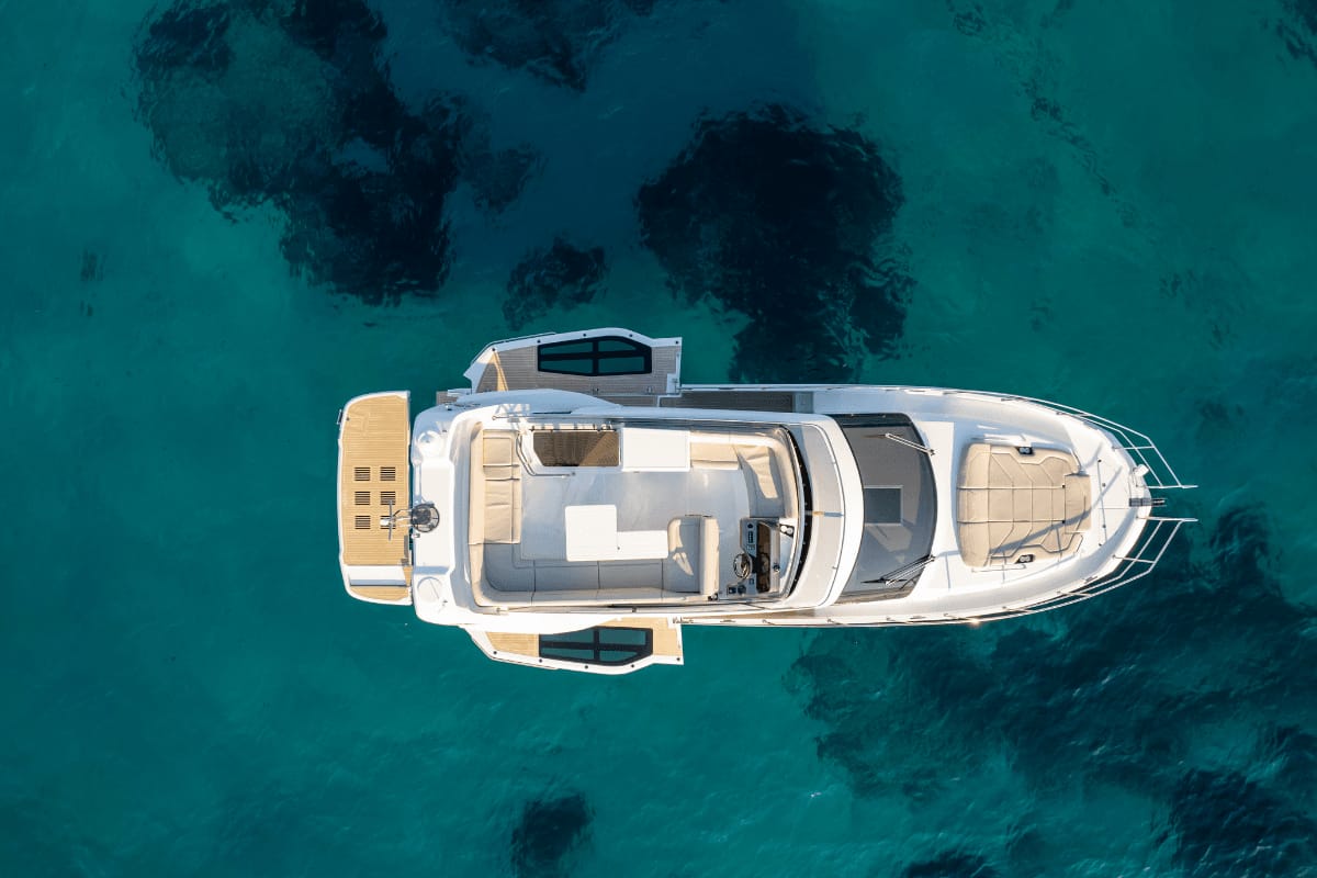 “Luxusyacht Premium Tagescharter” mit Skipper