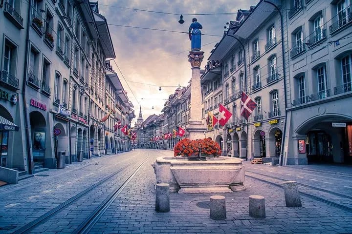 Ab Zürich: Privater Tagesausflug nach Bern und ins Emmental mit Käserei