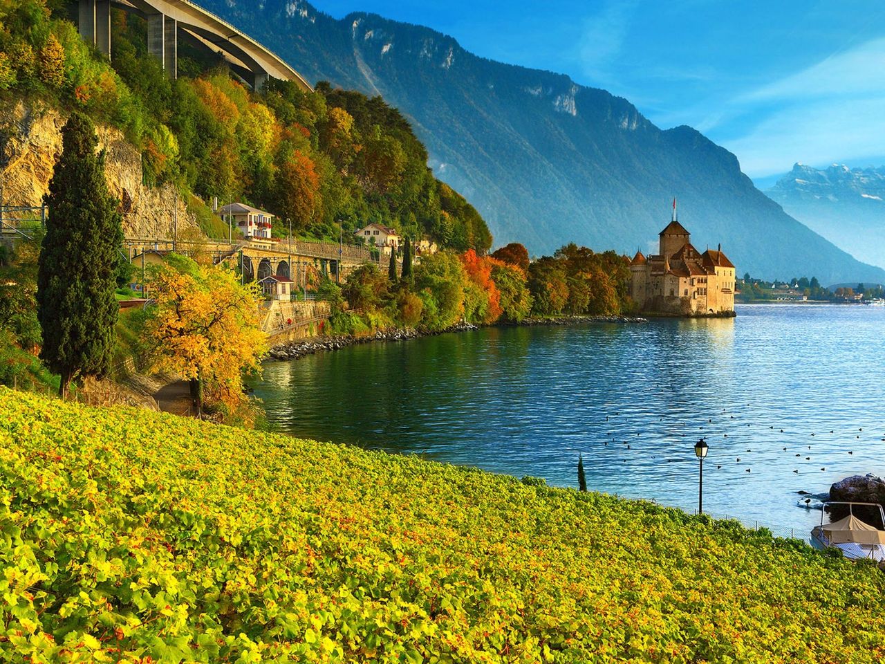 Ab Lausanne: Bustour Riviera mit Chaplin’s World, Montreux und Chillon